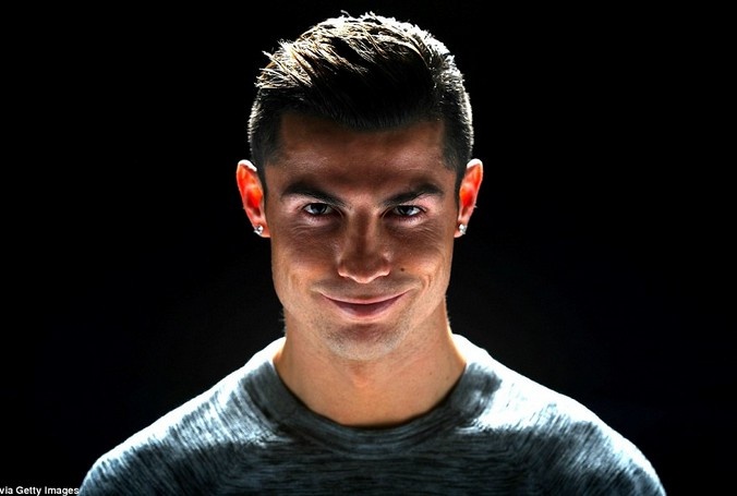 Ronaldo cuoi tinh quai vi biet se gianh giai 'The Best' hinh anh