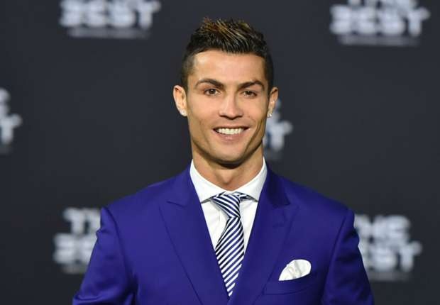 Ronaldo che gieu Messi sau khi nhan giai 'The Best' hinh anh