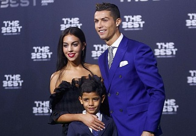 Ban gai thap tung Ronaldo den nhan giai Cau thu hay nhat hinh anh