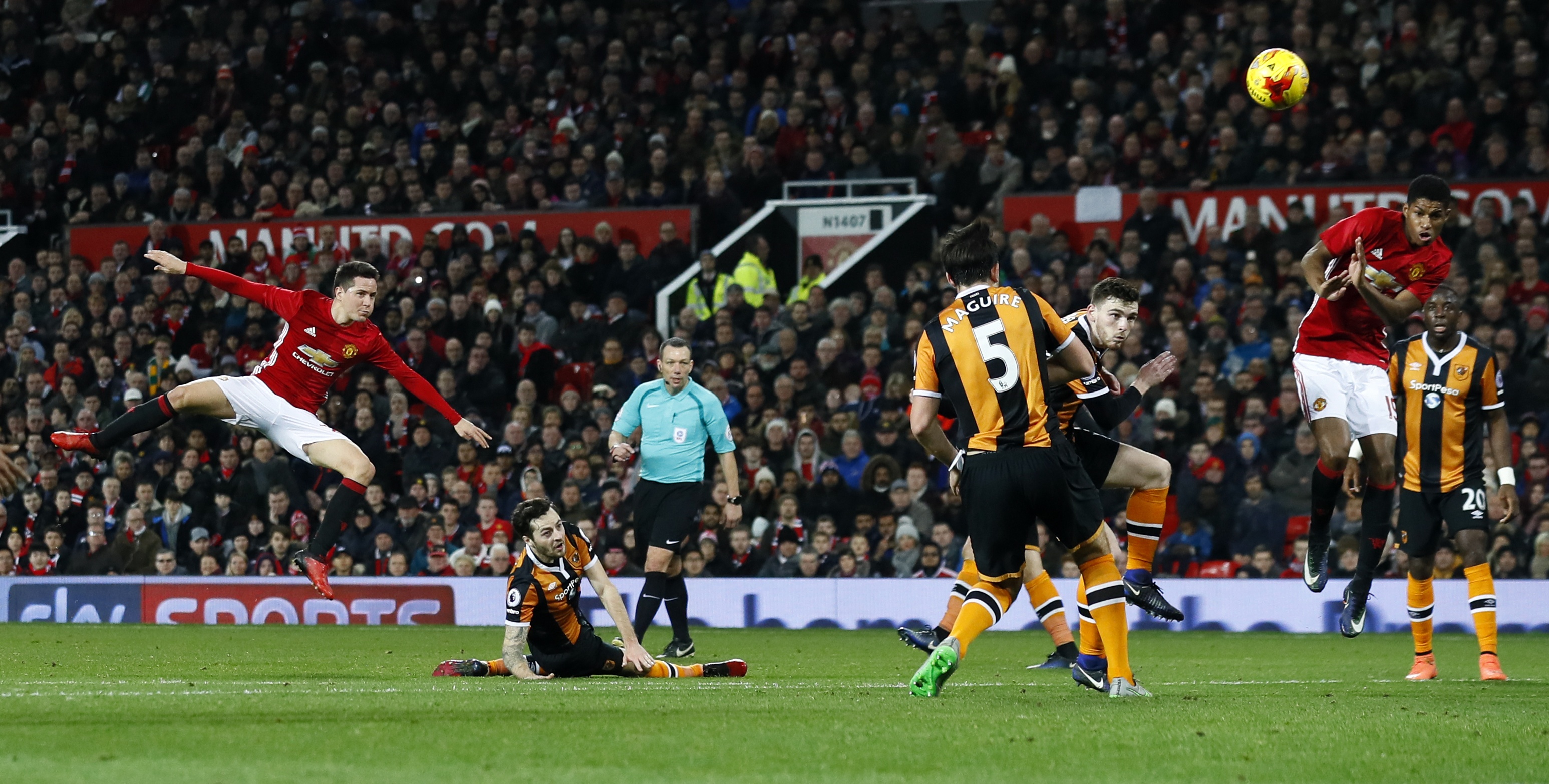 fellaini ghi ban giup MU thang Hull City anh 6