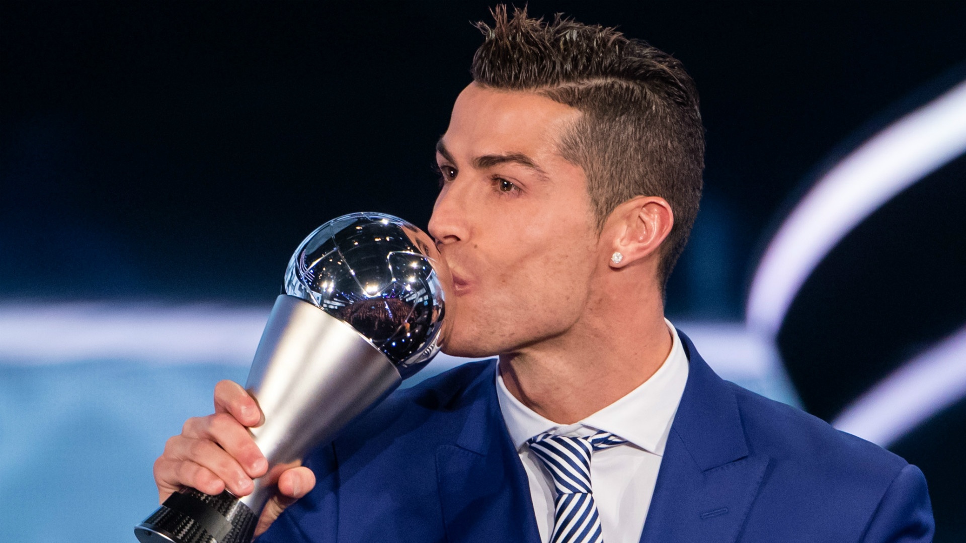 Ronaldo co them giai thuong trong nam 2017 hinh anh