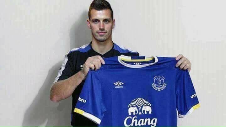 Schneiderlin kiem tra y te, chinh thuc chuyen sang Everton hinh anh