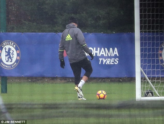 Diego Costa tập một mình ảnh 3 Diego Costa tap mot minh anh 3