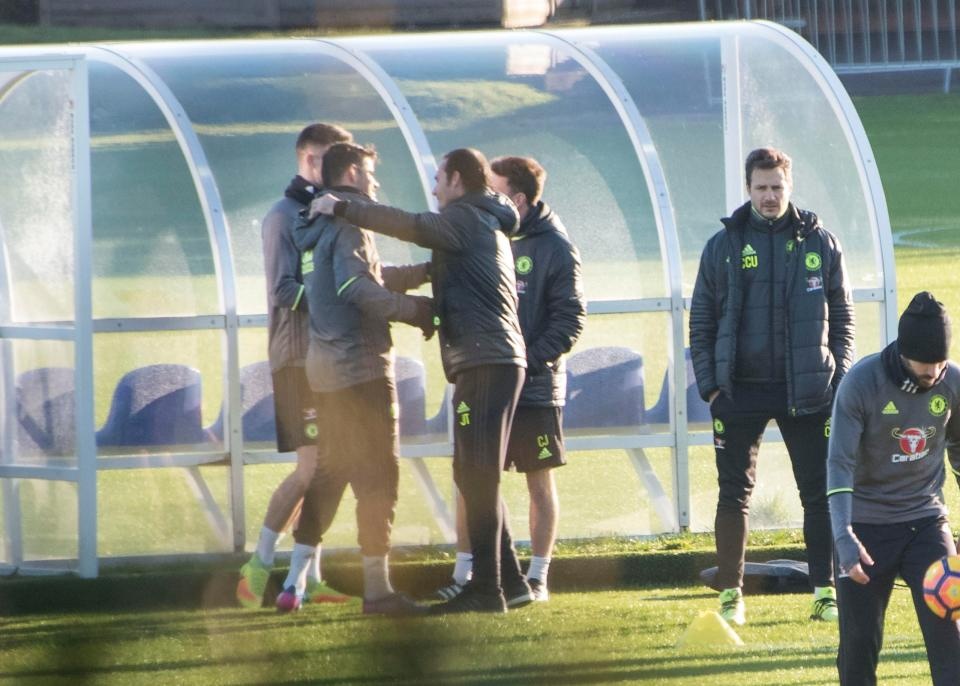 Costa tro lai tap luyen cung doi mot anh 2