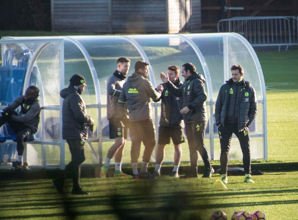 Costa tro lai tap luyen cung doi mot anh 3