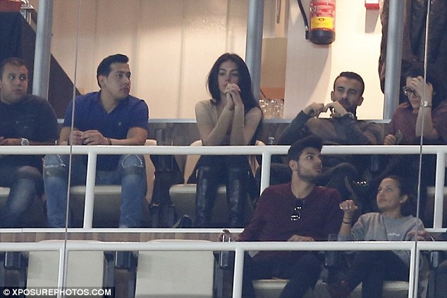 Bạn gái buồn rầu xem Ronaldo thua trận ảnh 4 Ban gai buon rau xem Ronaldo thua tran anh 4