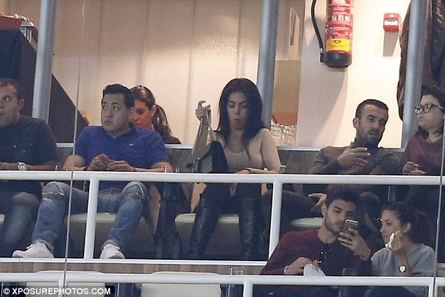 Bạn gái buồn rầu xem Ronaldo thua trận ảnh 2 Ban gai buon rau xem Ronaldo thua tran anh 2