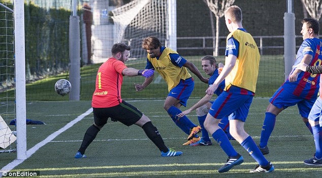 Rivaldo cải trang vào sân thi đấu ảnh 3 Rivaldo cai trang vao san thi dau anh 3