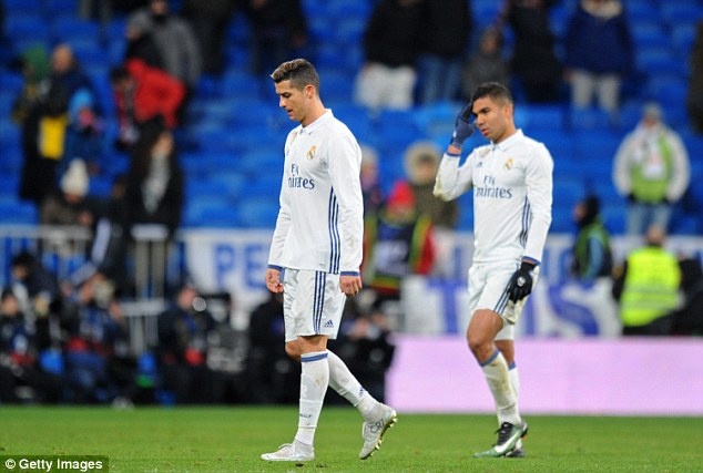 Bạn gái buồn rầu xem Ronaldo thua trận ảnh 8 Ban gai buon rau xem Ronaldo thua tran anh 8