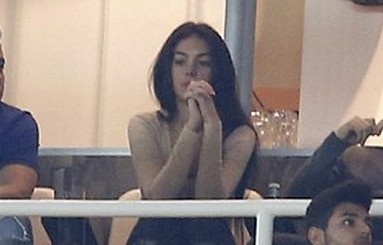 Ban gai buon rau xem Ronaldo cung dong doi thua tran hinh anh