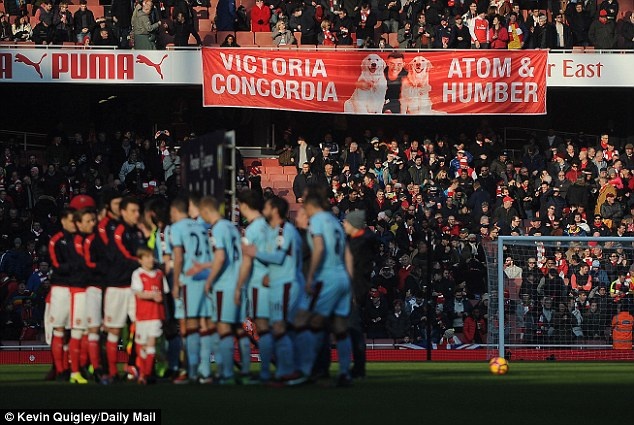 trò hề CĐV thông qua những tấm banner ảnh 1 tro he CDV thong qua nhung tam banner anh 1