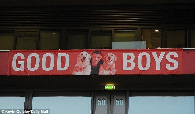 trò hề CĐV thông qua những tấm banner ảnh 2 tro he CDV thong qua nhung tam banner anh 2