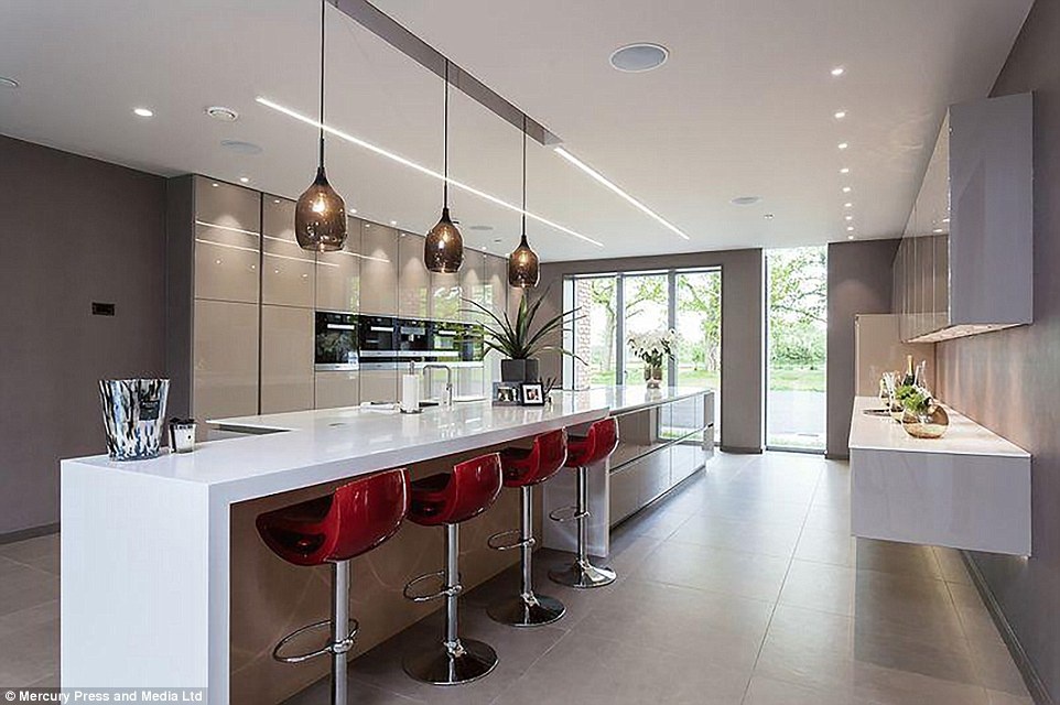 Raheem Sterling tau biet thu 3, 1 trieu bang anh 2