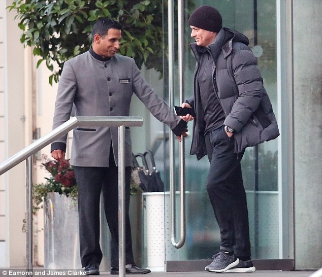 Mourinho ngủ gật trên đường đến sân tập ảnh 1 Mourinho ngu gat tren duong den san tap anh 1