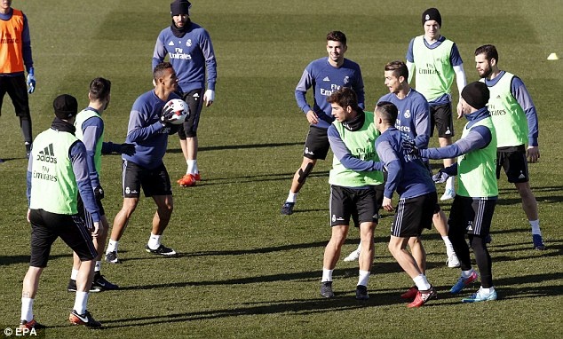 Ronaldo cùng đồng đội chơi bóng ném ảnh 1 Ronaldo cung dong doi choi bong nem anh 1