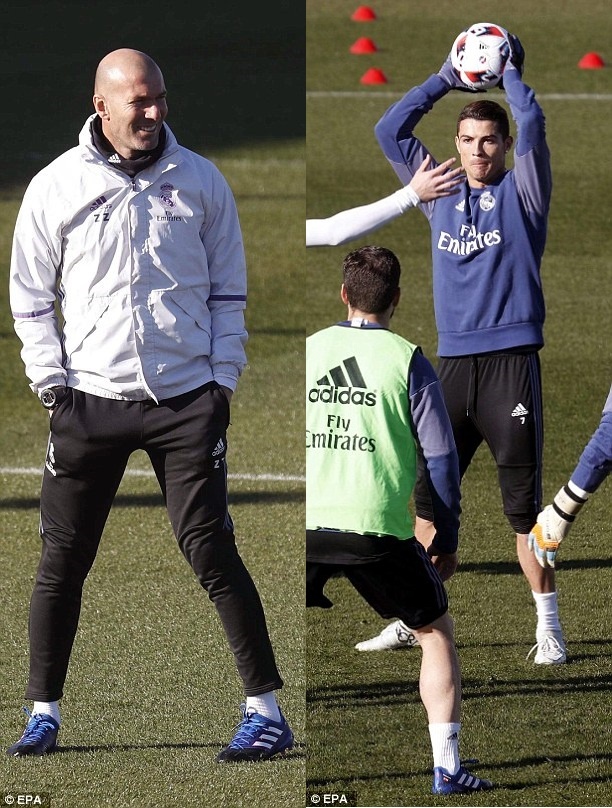 Ronaldo cùng đồng đội chơi bóng ném ảnh 2 Ronaldo cung dong doi choi bong nem anh 2