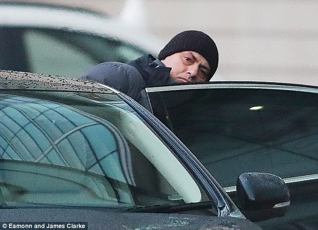 Mourinho ngủ gật trên đường đến sân tập ảnh 3 Mourinho ngu gat tren duong den san tap anh 3