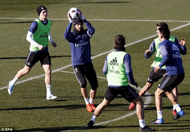 Ronaldo cùng đồng đội chơi bóng ném ảnh 3 Ronaldo cung dong doi choi bong nem anh 3