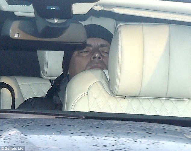 Mourinho ngủ gật trên đường đến sân tập ảnh 4 Mourinho ngu gat tren duong den san tap anh 4