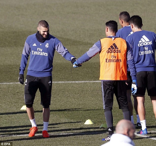 Ronaldo cùng đồng đội chơi bóng ném ảnh 5 Ronaldo cung dong doi choi bong nem anh 5