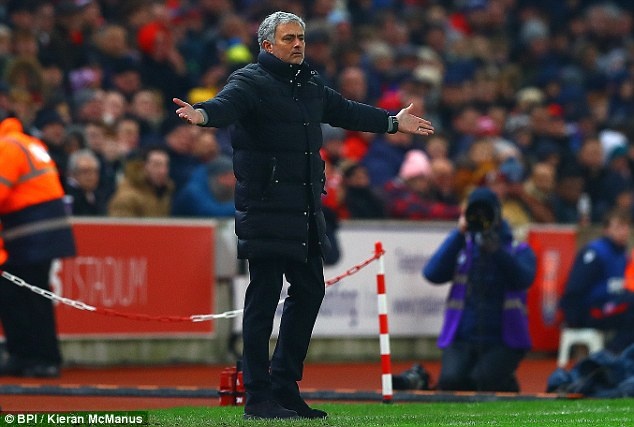 Mourinho ngủ gật trên đường đến sân tập ảnh 6 Mourinho ngu gat tren duong den san tap anh 6