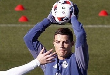 Ronaldo cung dong doi choi bong nem truoc tu ket Cup nha vua hinh anh