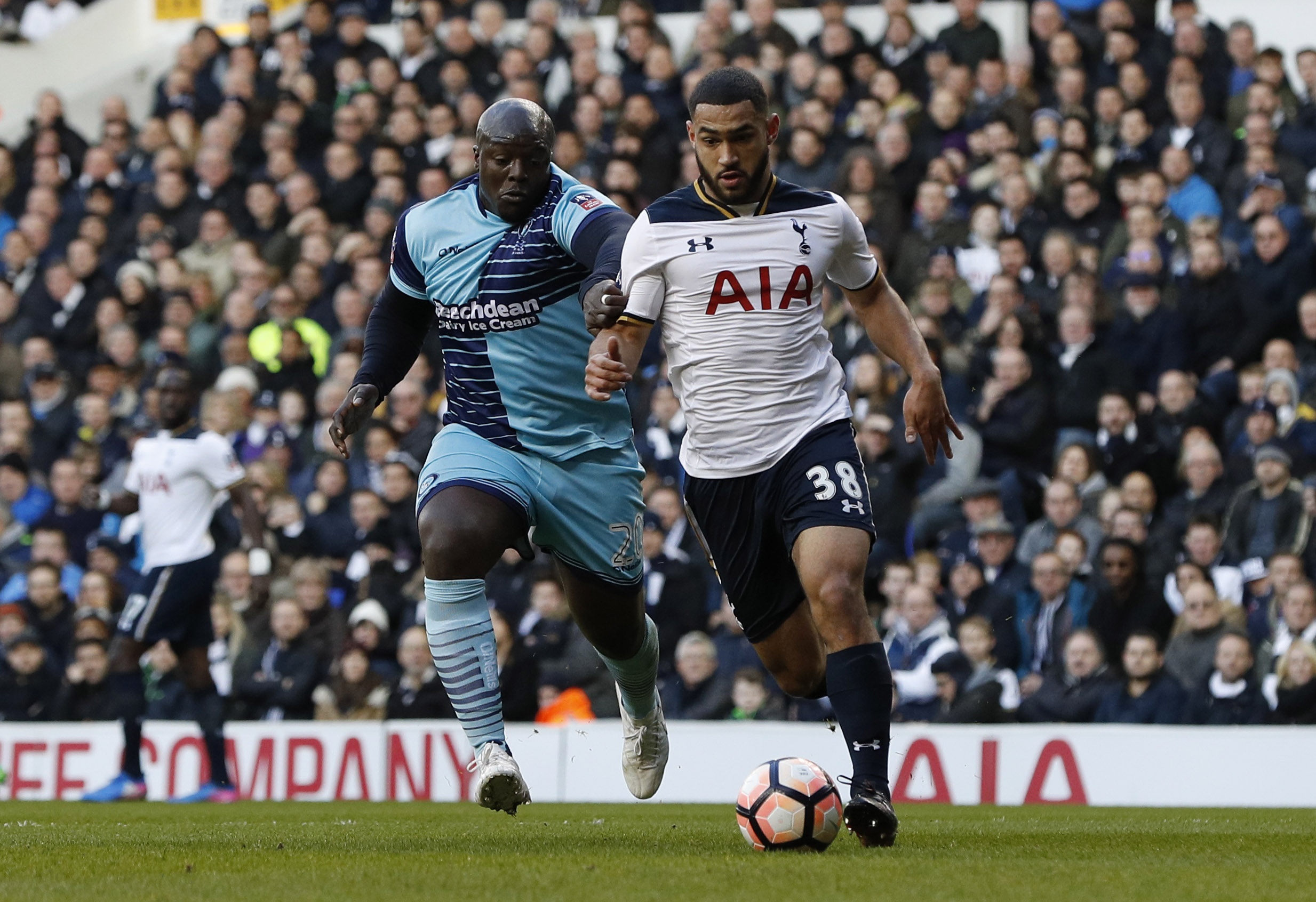 Tottenham loi nguoc dong truoc CLB hang tu anh 2