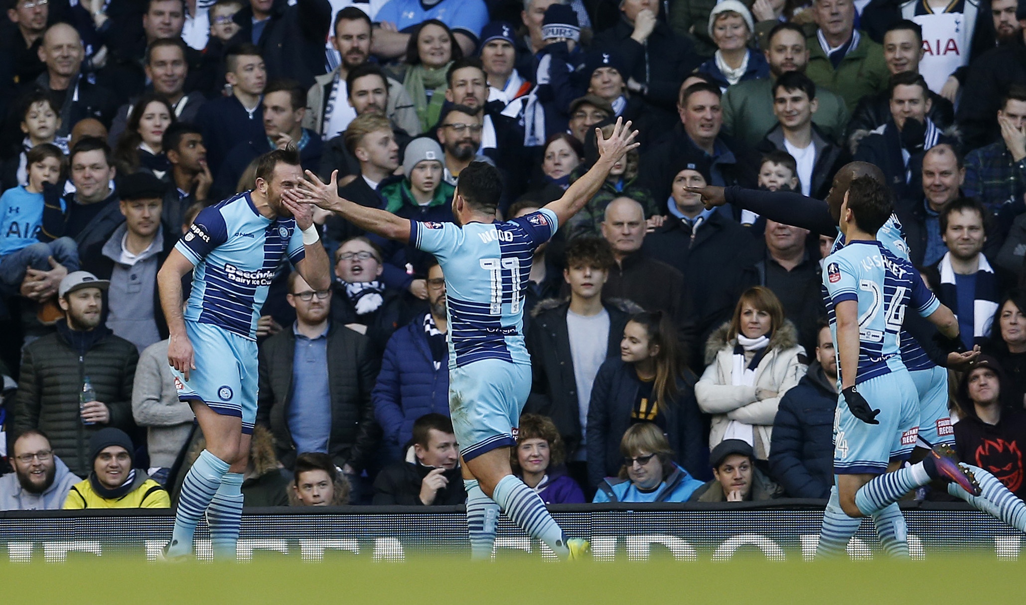 Tottenham loi nguoc dong truoc CLB hang tu anh 4