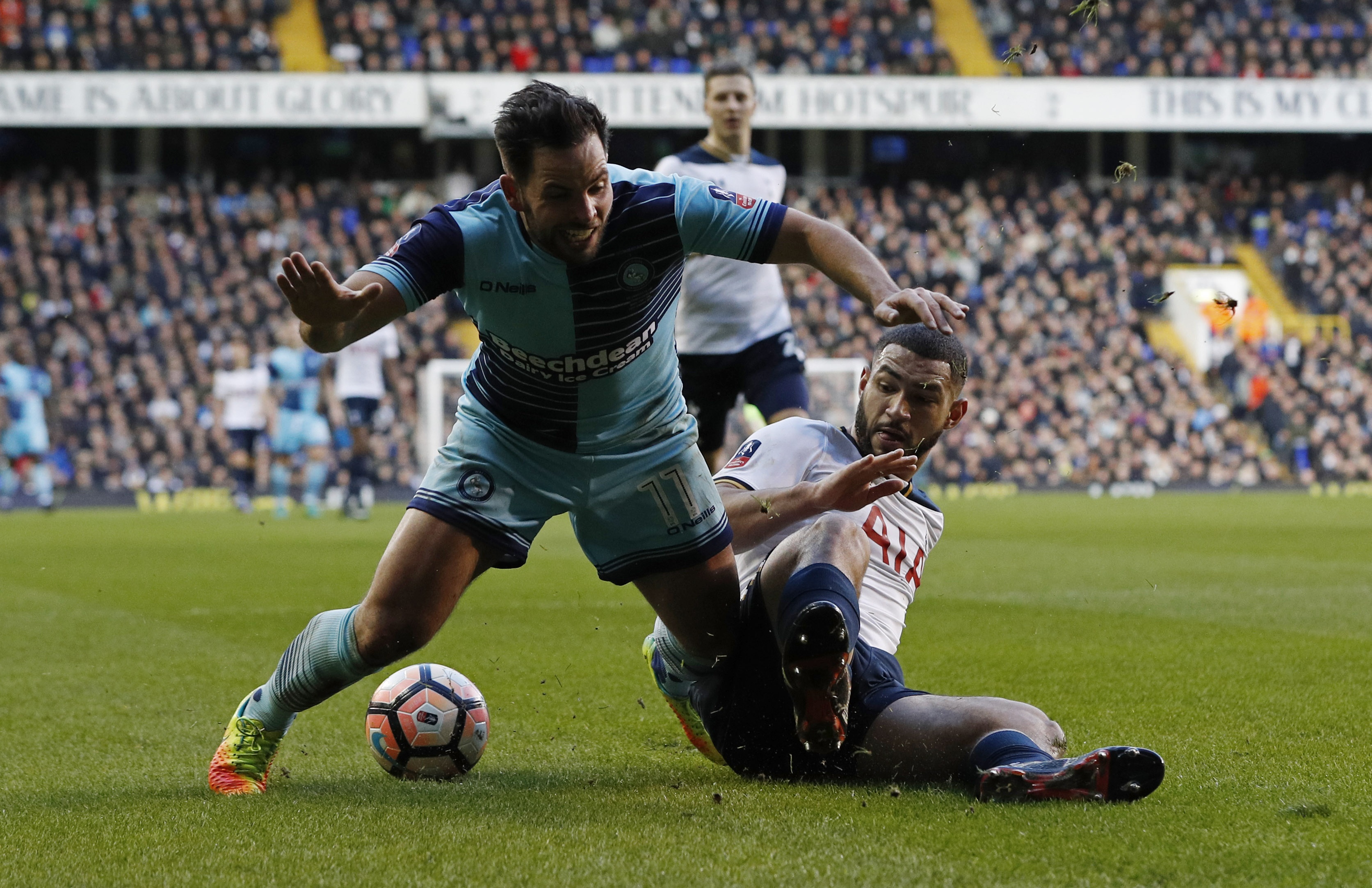 Tottenham loi nguoc dong truoc CLB hang tu anh 5