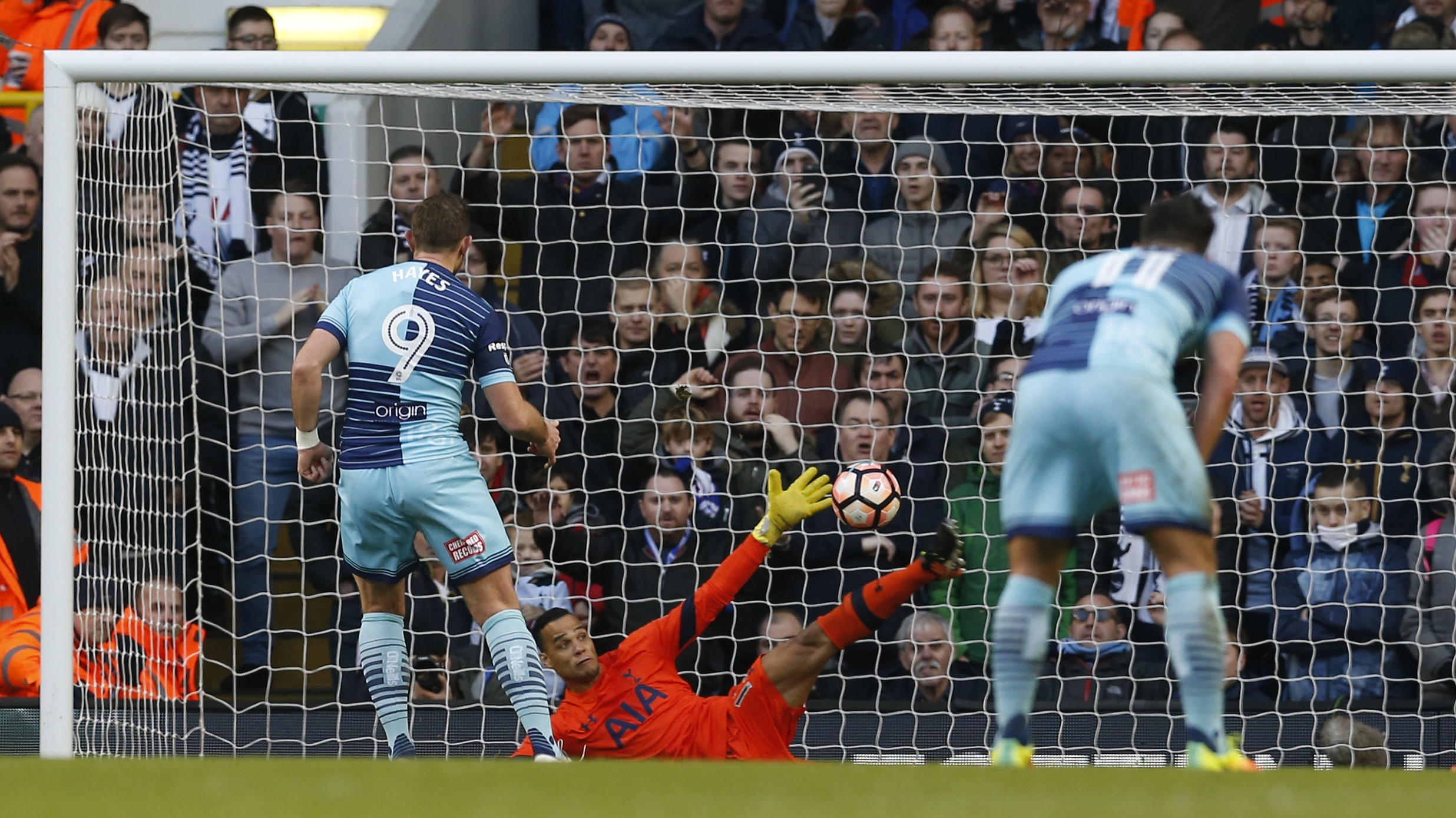 Tottenham loi nguoc dong truoc CLB hang tu anh 6