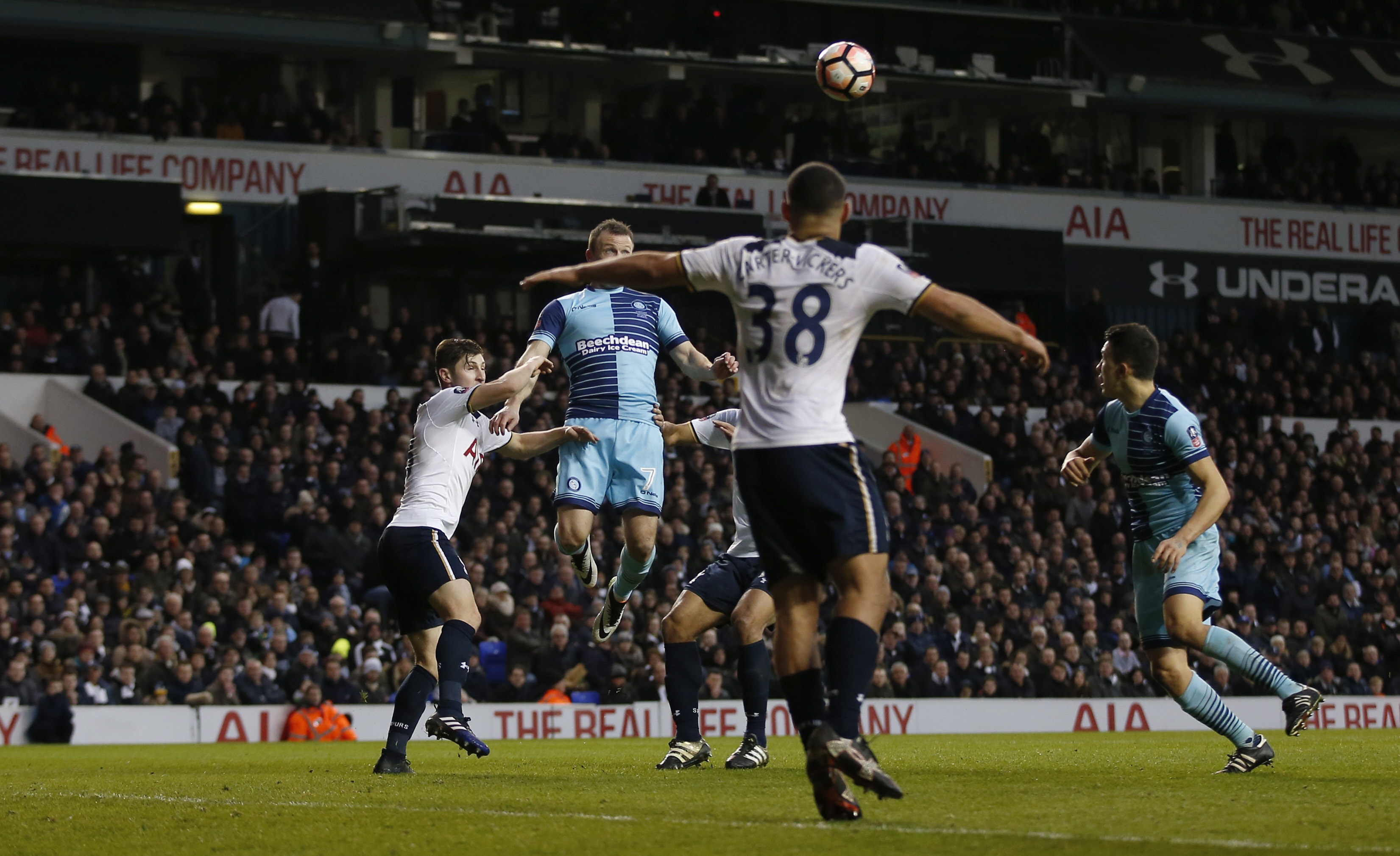 Tottenham loi nguoc dong truoc CLB hang tu anh 9