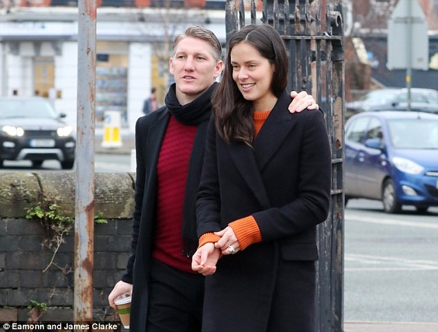 Schweinsteiger được Mourinho giữ chân ảnh 2 Schweinsteiger duoc Mourinho giu chan anh 2