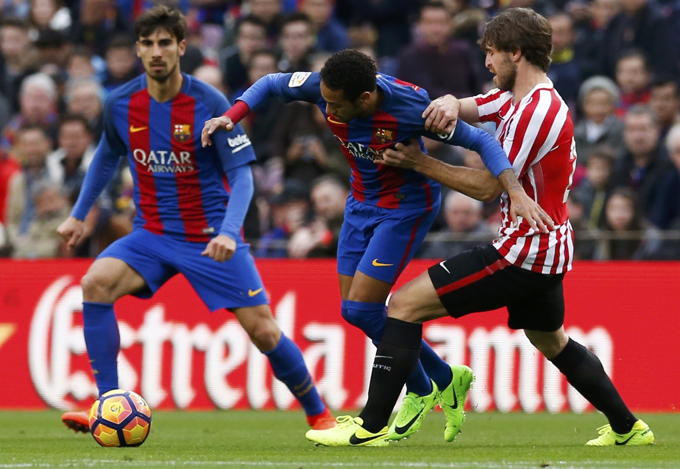 Messi pha ky luc sut phat anh 2