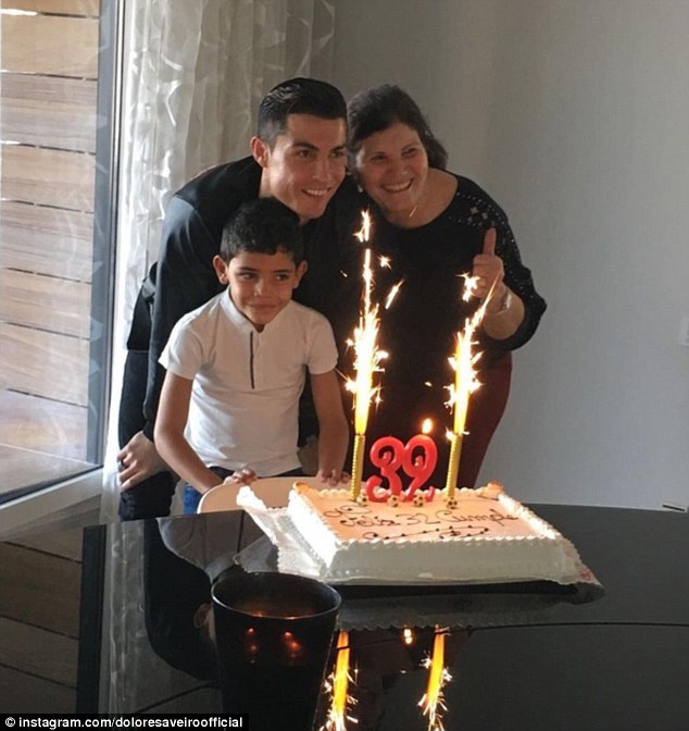 Ronaldo don sinh nhat ben me va con trai anh 1