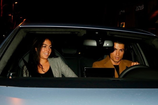 Ronaldo don sinh nhat ben me va con trai anh 5