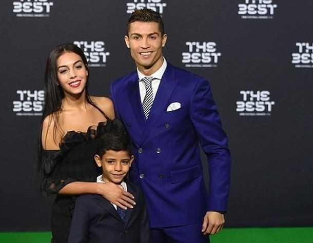 Ronaldo don sinh nhat ben me va con trai anh 7
