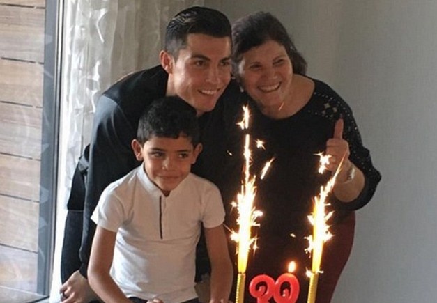 Ngo lo ban gai, Ronaldo don sinh nhat ben me va con trai hinh anh