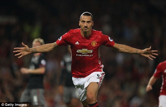 Ibra lap 2 ky luc lien tiep sau tran thang Leicester hinh anh