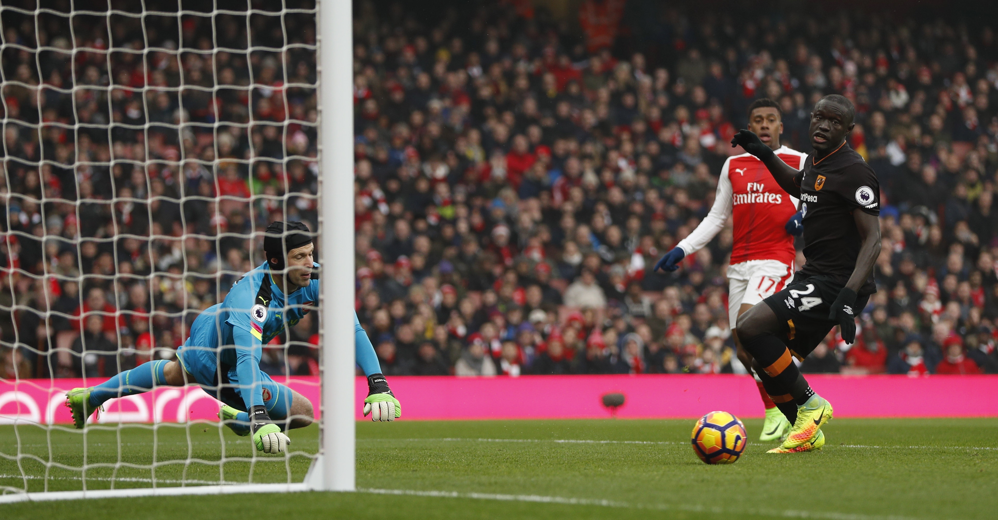 Alexis Sanchez dung tay ghi ban anh 3