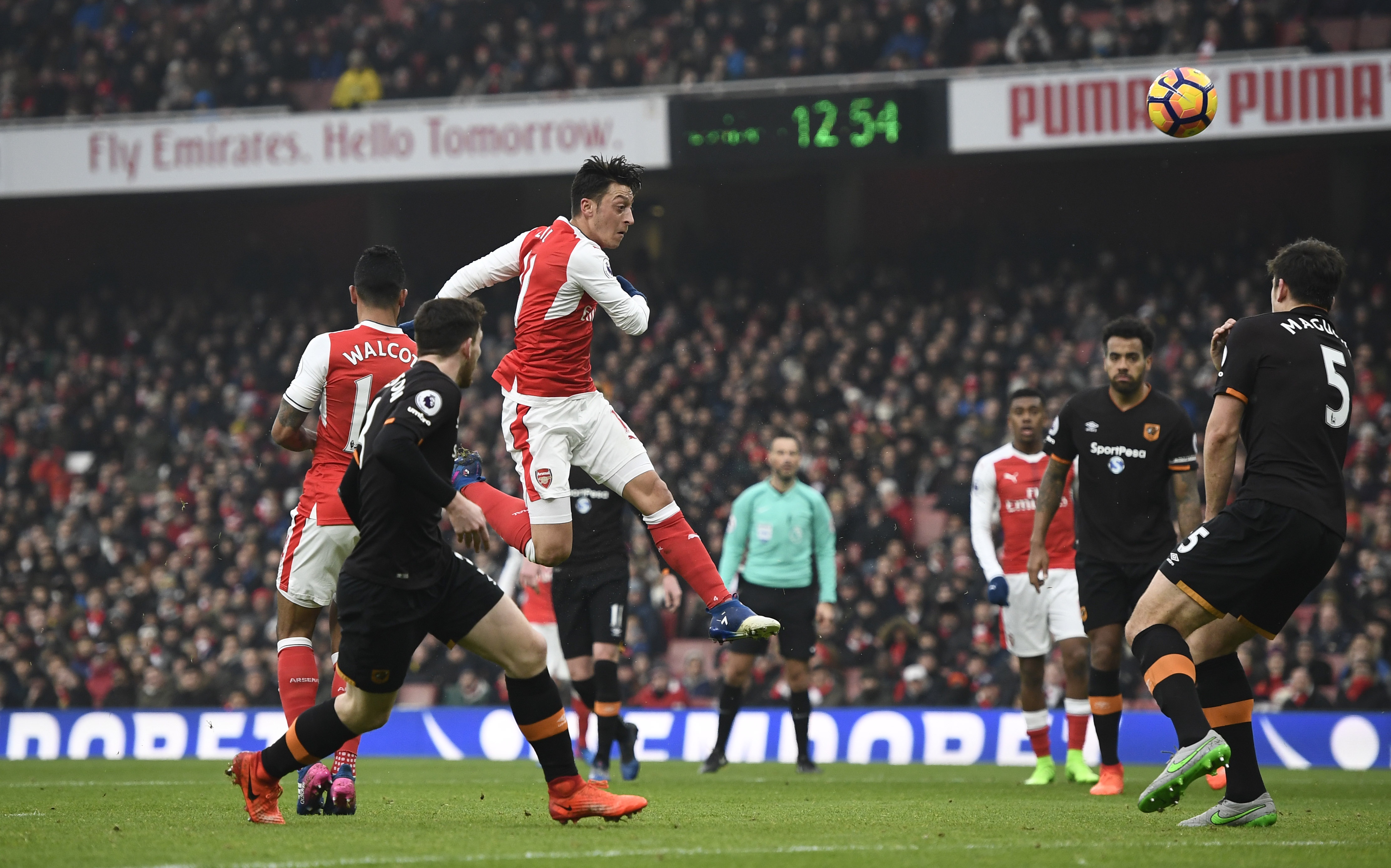 Alexis Sanchez dung tay ghi ban anh 4