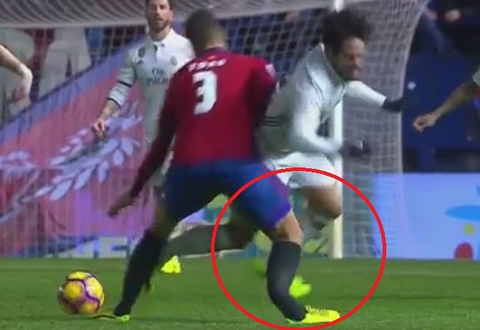 Cau thu Osasuna gay gap chan sau va cham voi Isco hinh anh