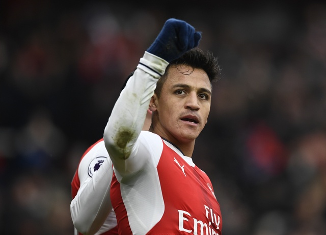 Tai hien 'ban tay cua Chua', Sanchez giup Arsenal co 3 diem hinh anh