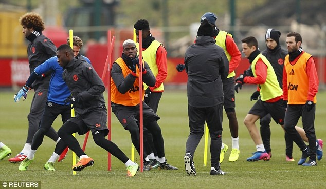 MU tap luyen chuan bi cho Europa League anh 1