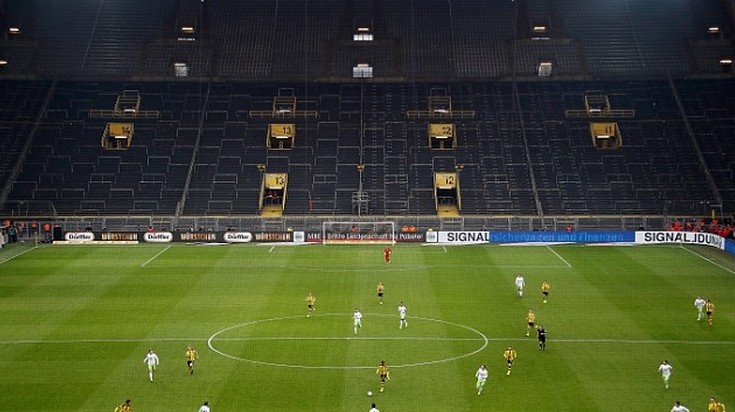 Dortmund thi dau voi khan dai trong vi an phat hinh anh