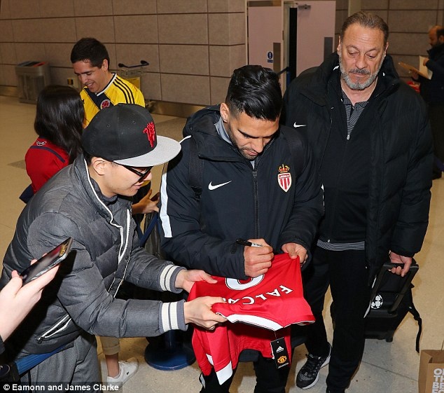 Falcao vui vẻ ký tặng áo đấu cho fan MU ảnh 1 Falcao vui ve ky tang ao dau cho fan MU anh 1