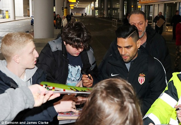 Falcao vui vẻ ký tặng áo đấu cho fan MU ảnh 2 Falcao vui ve ky tang ao dau cho fan MU anh 2