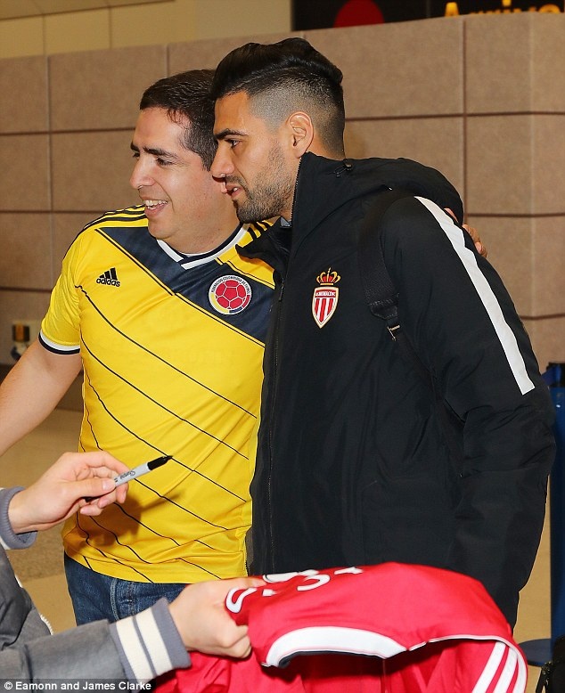 Falcao vui vẻ ký tặng áo đấu cho fan MU ảnh 3 Falcao vui ve ky tang ao dau cho fan MU anh 3