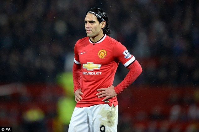 Falcao vui vẻ ký tặng áo đấu cho fan MU ảnh 5 Falcao vui ve ky tang ao dau cho fan MU anh 5
