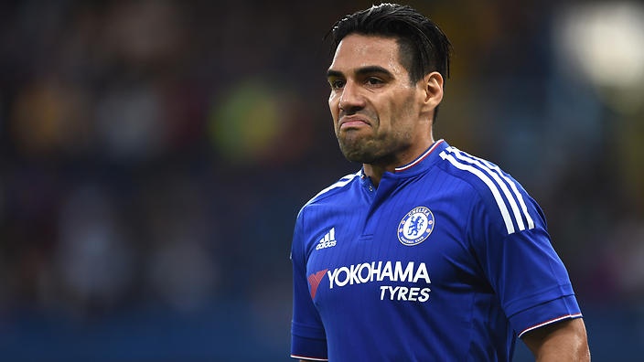 Falcao vui vẻ ký tặng áo đấu cho fan MU ảnh 6 Falcao vui ve ky tang ao dau cho fan MU anh 6