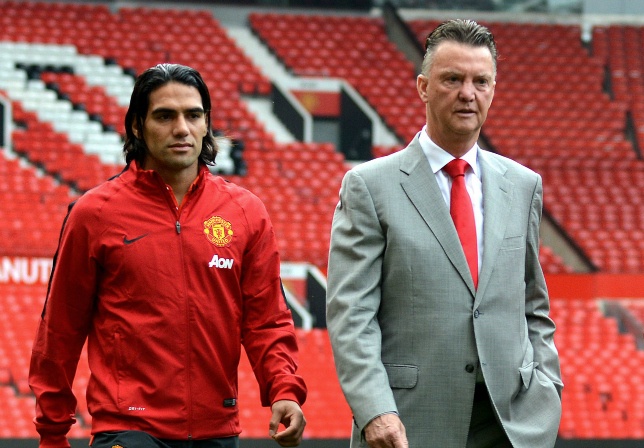 Falcao vui vẻ ký tặng áo đấu cho fan MU ảnh 4 Falcao vui ve ky tang ao dau cho fan MU anh 4